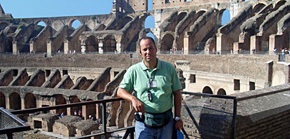 Ossama im Kolosseum von Rom, einem der größten Bauwunder der römischen Antike, während einer Reise durch Italien im Jahr 2010.
