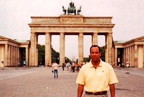 2006 nahm Ossama an einer Studienreise durch Deutschland teil. Hier macht er Station in Berlin.